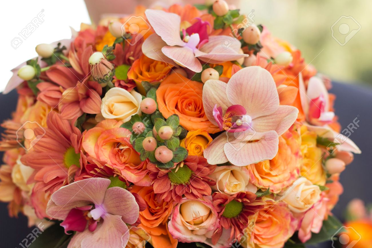 Wedding Bouquet De Mariée à Partir Des Orchidées Roses Fleurs Dété Et Baies
