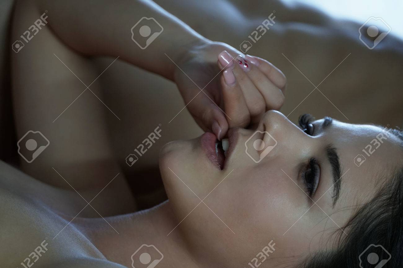 セックス後 セックス後の幸せな女の子。セックスの女の子の夢。若い人たちの喜び。若者のセックス。バック グラウンドで男性の体。の写真素材・画像素材 Image  81362808