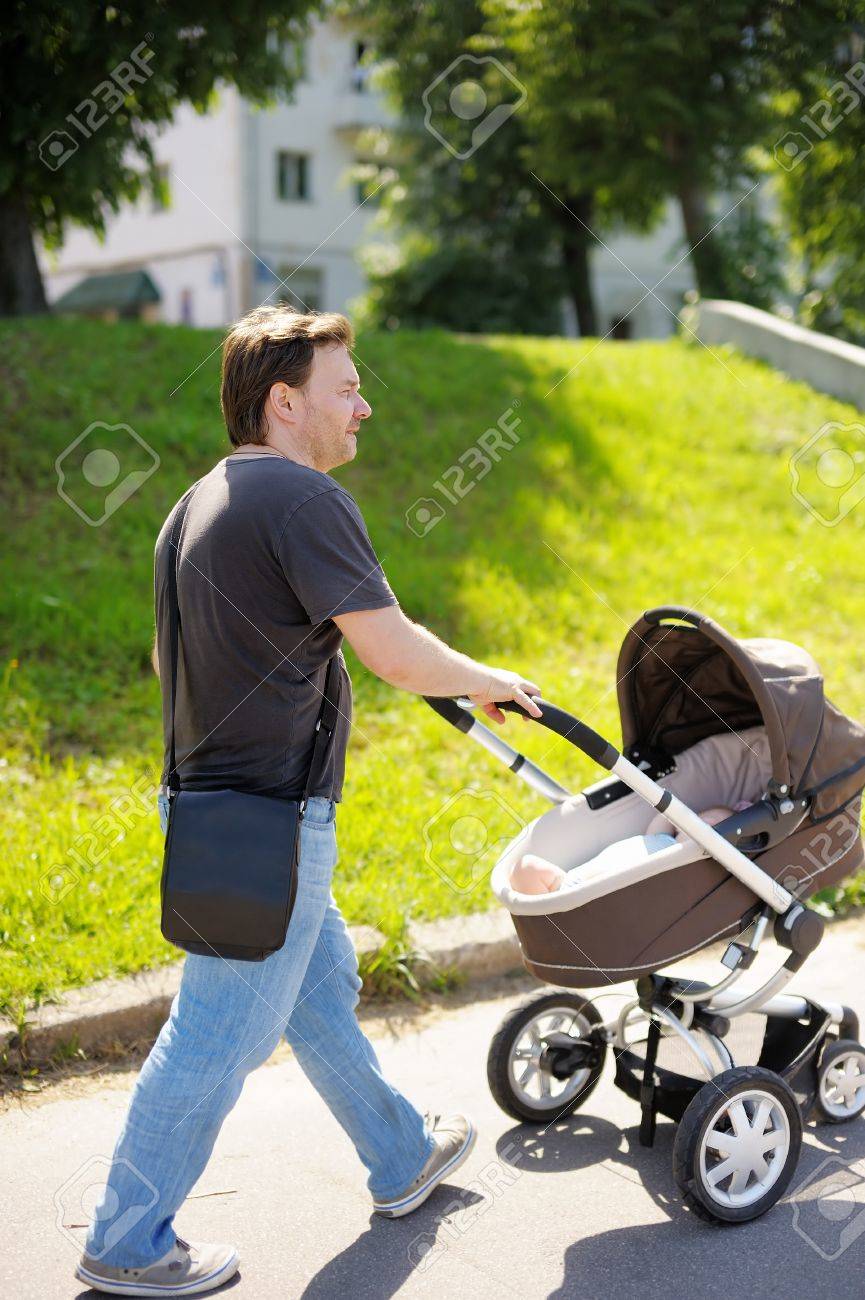 bebe avec poussette
