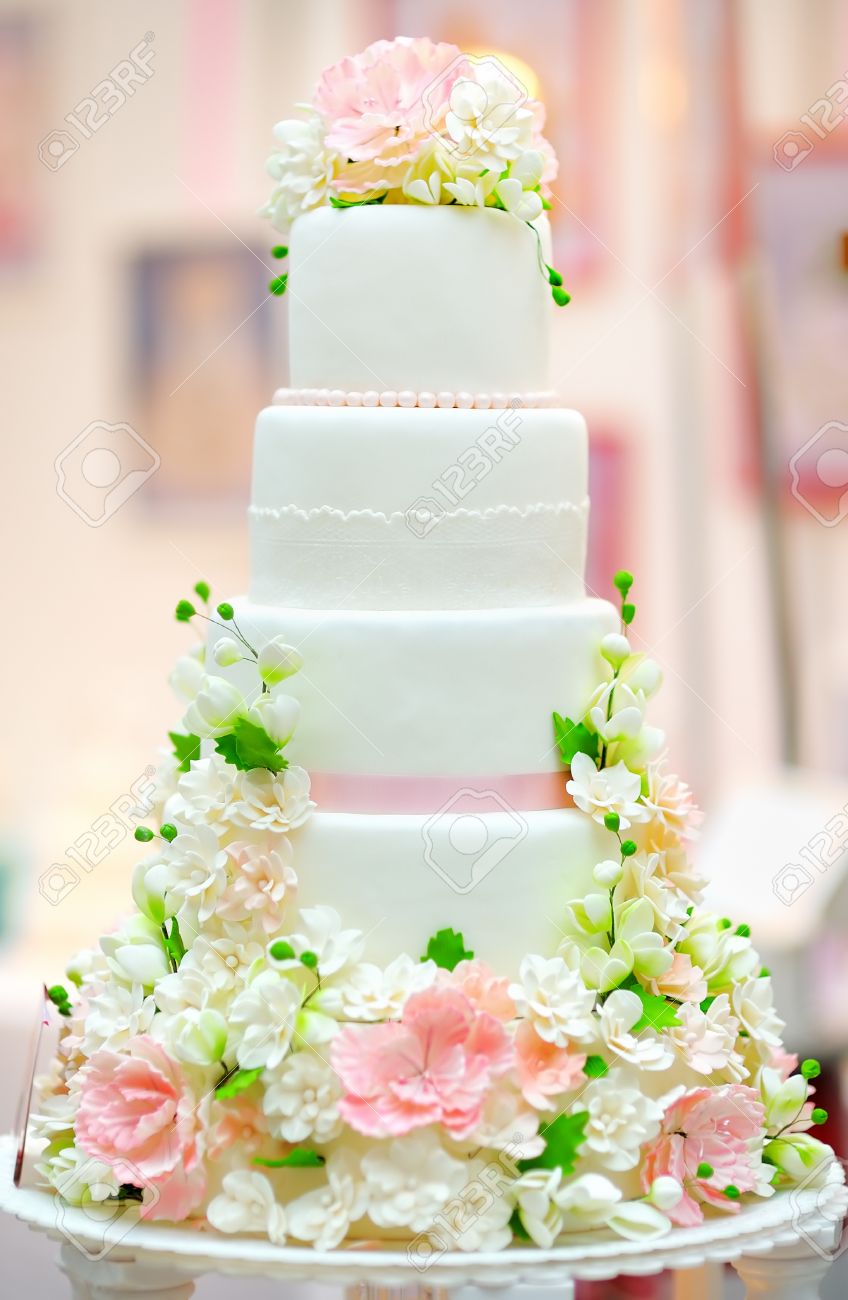 Blanc Gâteau De Mariage Décoré Avec Des Fleurs à La Crème