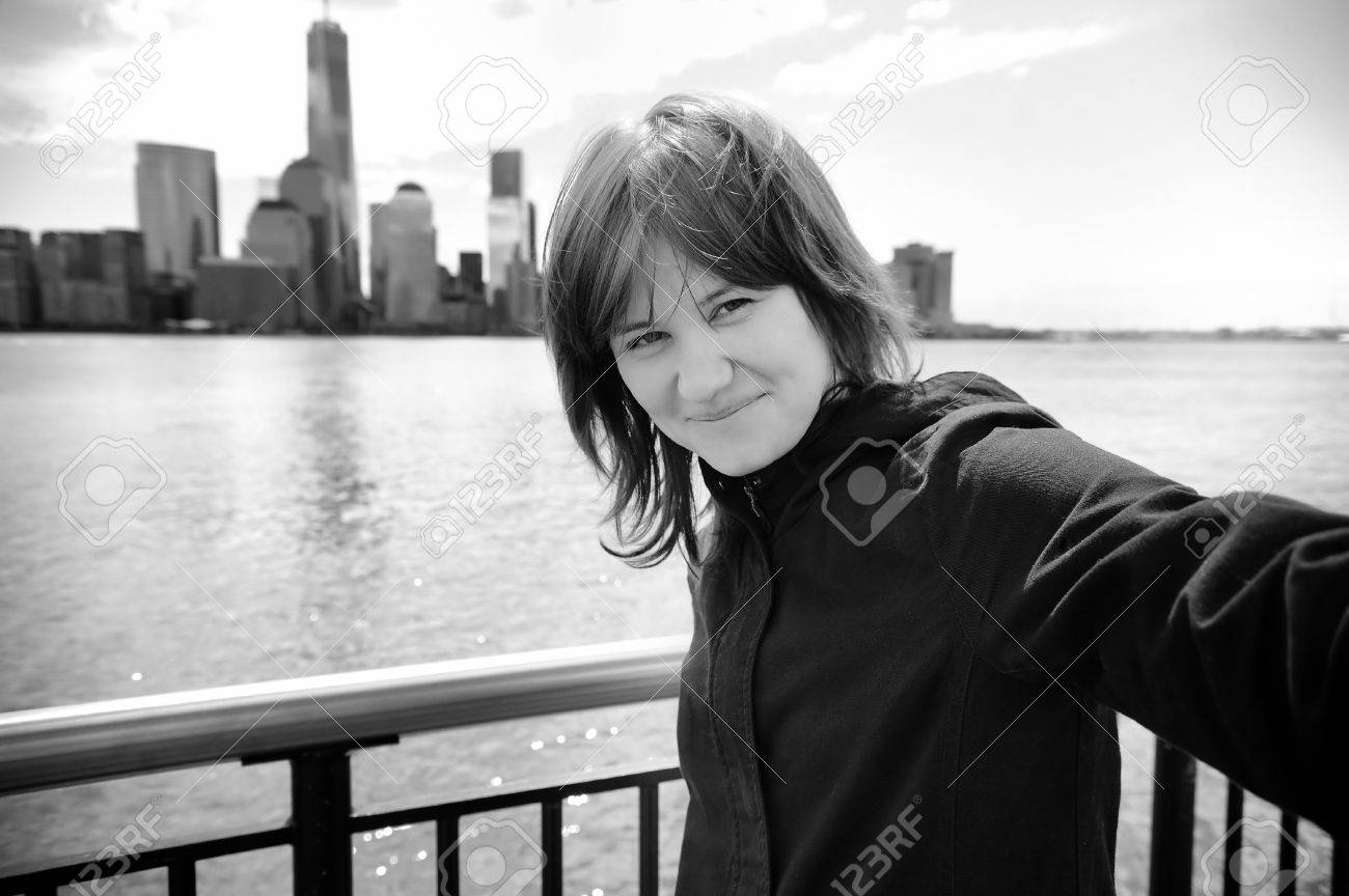Schwarzweiss Foto Des Jungen Madchens Die Ein Selbstportrait Selfie Mit Manhattan Wolkenkratzer Lizenzfreie Fotos Bilder Und Stock Fotografie Image