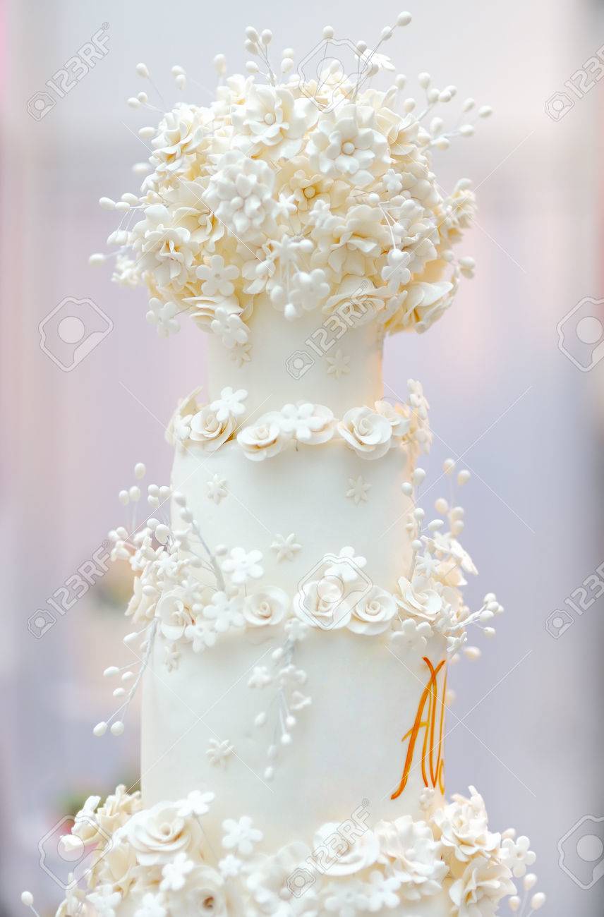 Délicieux Gâteau De Mariage Blanc Décoré Avec Des Fleurs à La Crème