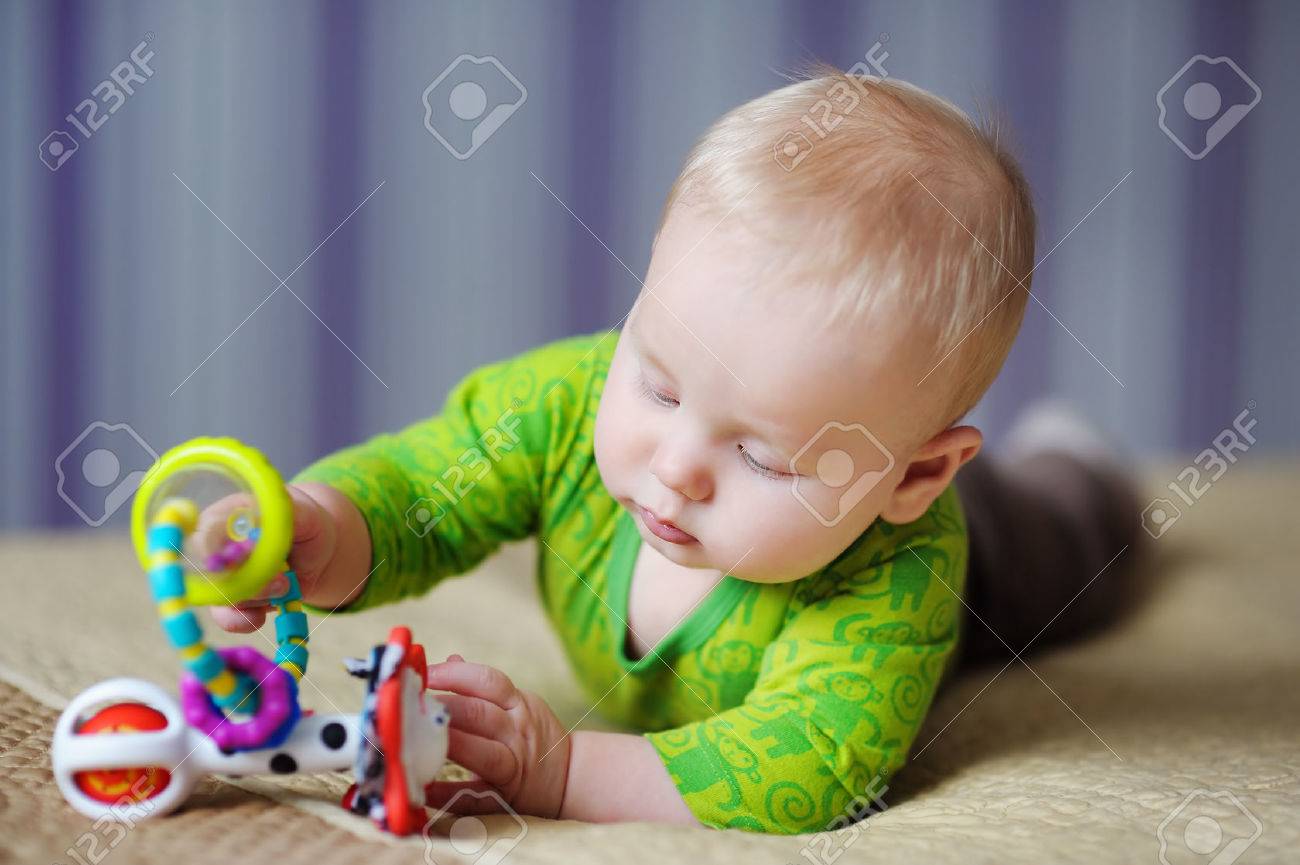 明るいおもちゃ 6 ヶ月歳の赤ちゃん遊び の写真素材 画像素材 Image