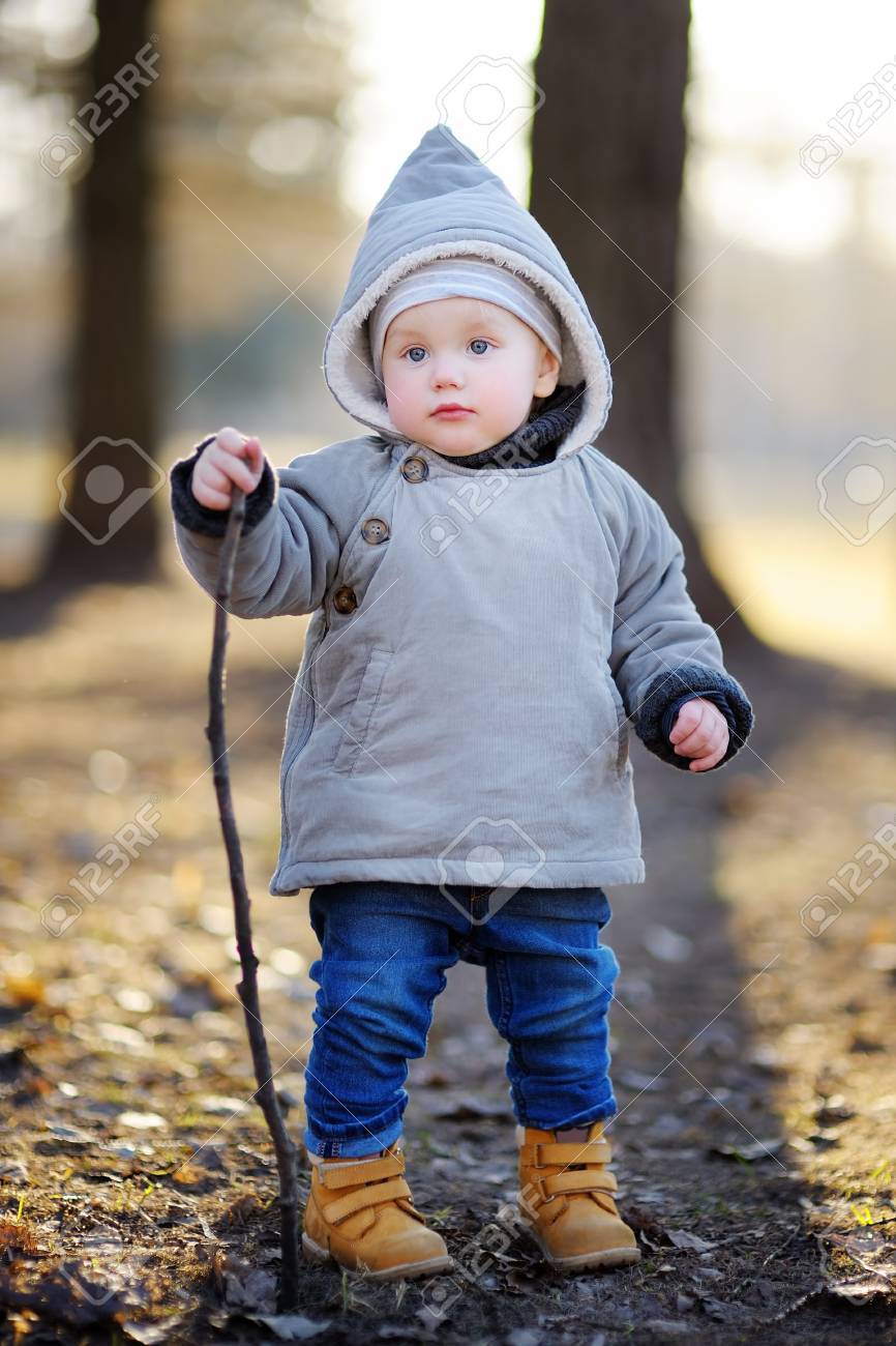 Belle Bebe Garcon Marche En Plein Air A La Chaude Journee De Printemps Banque D Images Et Photos Libres De Droits Image Belle Bebe Garcon Marche En Plein Air A La Chaude Journee De Printemps Banque D Images Et Photos Libres De Droits Image