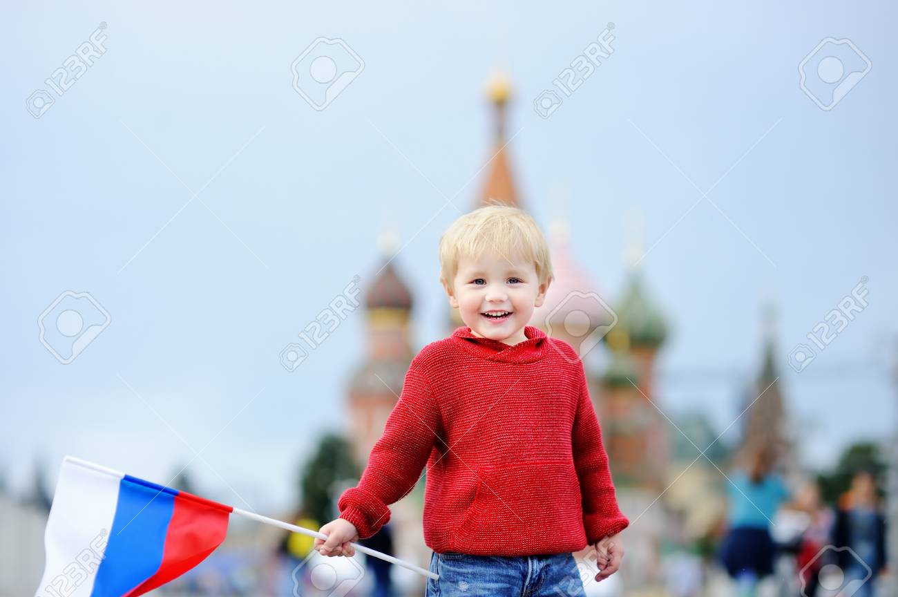 かわいい幼児少年の背景に赤の広場とヴァシレフスキー降下とロシア国旗を保持 の写真素材 画像素材 Image かわいい幼児少年の背景に赤の広場とヴァシレフスキー降下とロシア国旗を保持 の写真素材 画像素材 Image