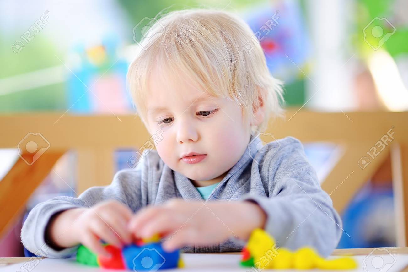 幼稚園でカラフルなモデリング粘土遊び創造的な少年 少し家で成形を子供します 幼児子供のおもちゃを開発 の写真素材 画像素材 Image
