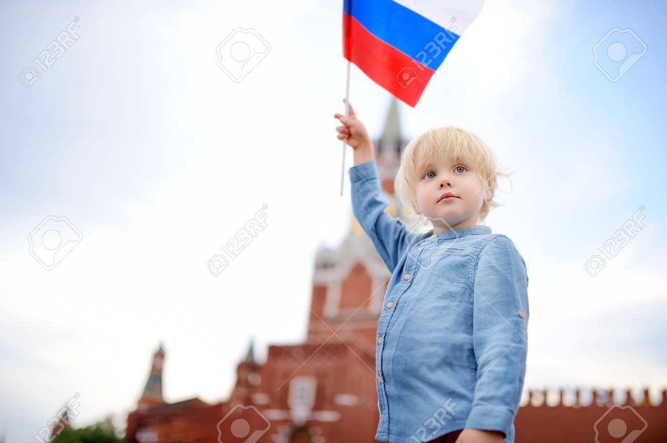 背景にまでの道のりで塔 ロシア モスクワ ロシア国旗とかわいい男の子 愛国的な気持ち 愛国心コンセプト の写真素材 画像素材 Image 背景にまでの道のりで塔 ロシア モスクワ ロシア国旗とかわいい男の子 愛国的な気持ち 愛国心コンセプト の写真素材 画像素材 Image