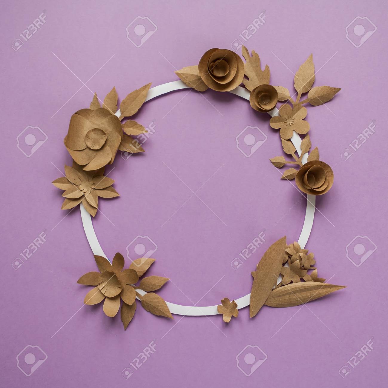 紫色の背景にクラフト ペーパー花ラウンド フレーム フラットが横たわっていた 性質の概念 紙からカットします あなたのテキストのための場所 の写真素材 画像素材 Image