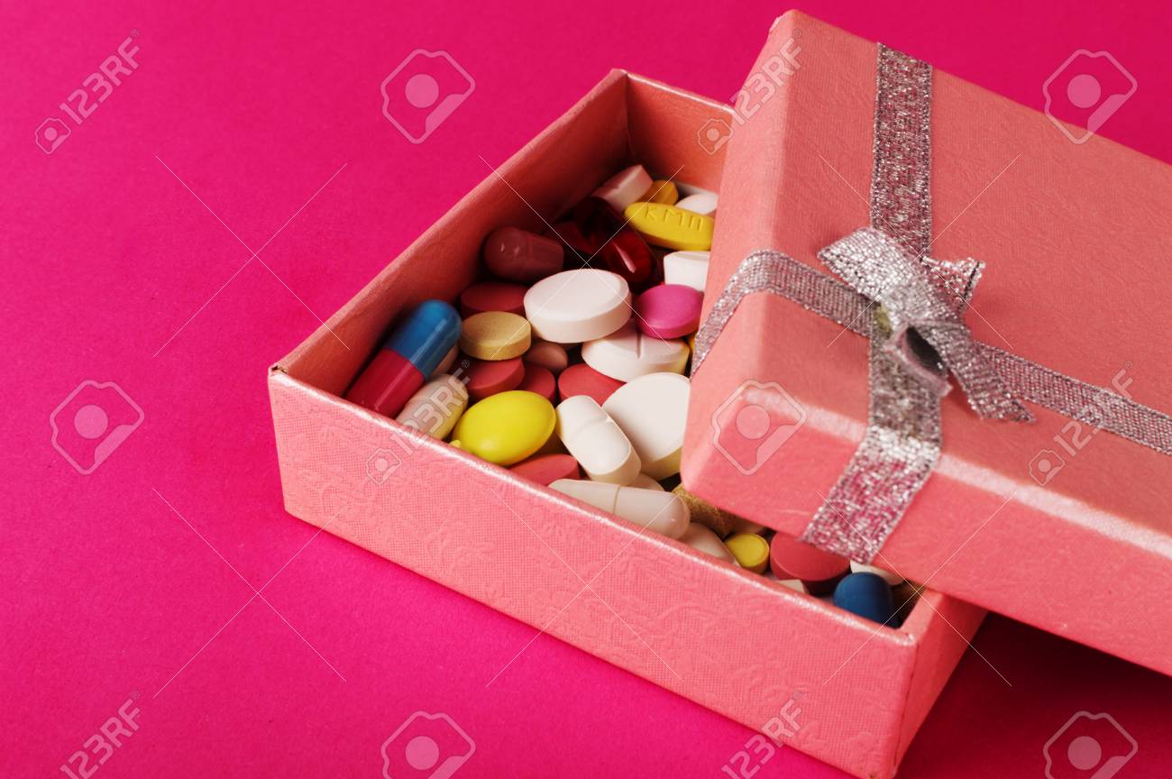 Gift box with pills on a pink backgroung. Medicine present concept. - 91832952 Gift box with pills on a pink backgroung. Medicine present concept. - 91832952