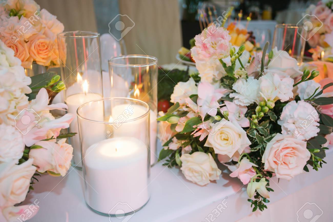 テーブルの上の花と蝋燭の結婚式の装飾 の写真素材 画像素材 Image