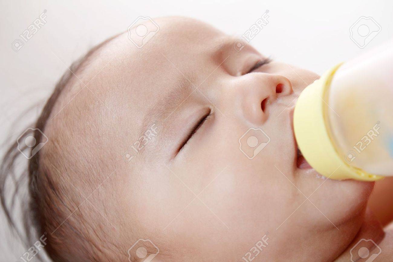 bottle feeding baby while sleeping