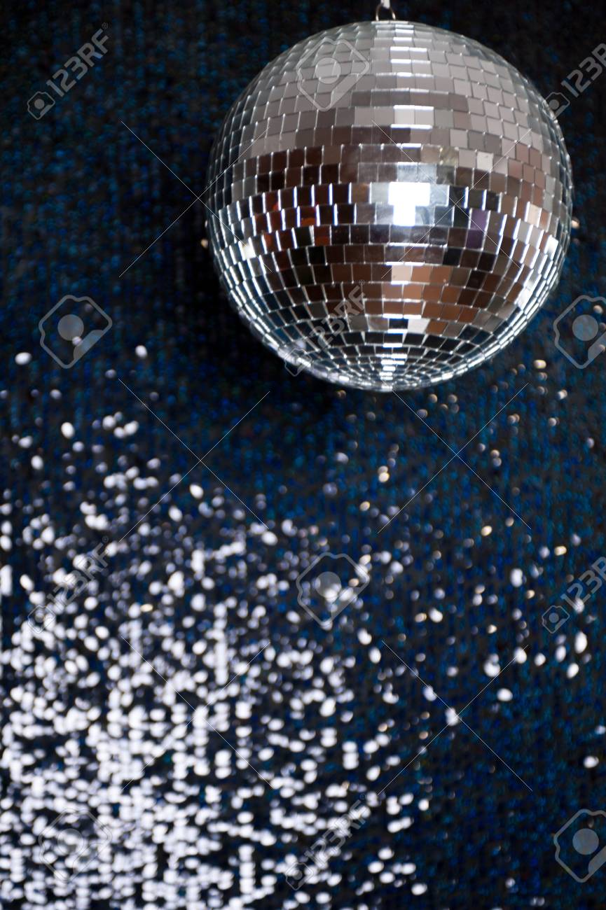 Spiegel Discokugel Von Der Decke Hangen Lizenzfreie Fotos Bilder Und Stock Fotografie Image 69321694