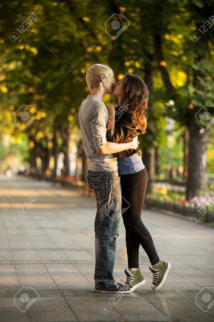 влюблённые улица. парень и девушка гуляют ночью. поцелуй на улице. люди целуются на улице. целую людей на улице.