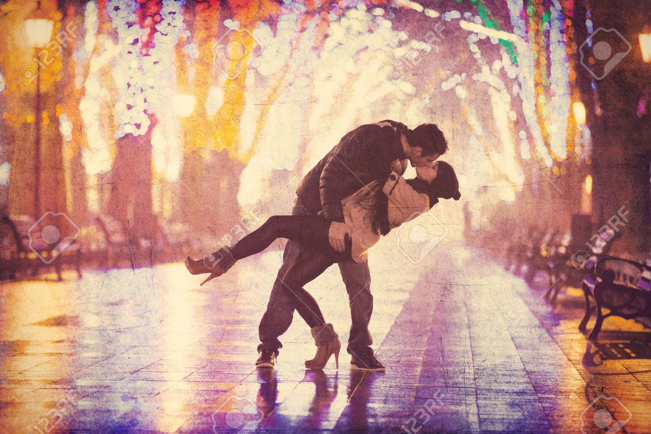 カップルが夜の路地でキスします の写真素材 画像素材 Image