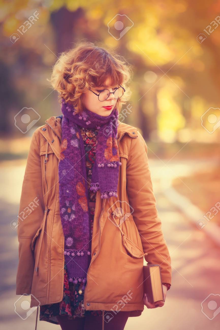 秋の公園で本を若い学生の女の子 の写真素材 画像素材 Image