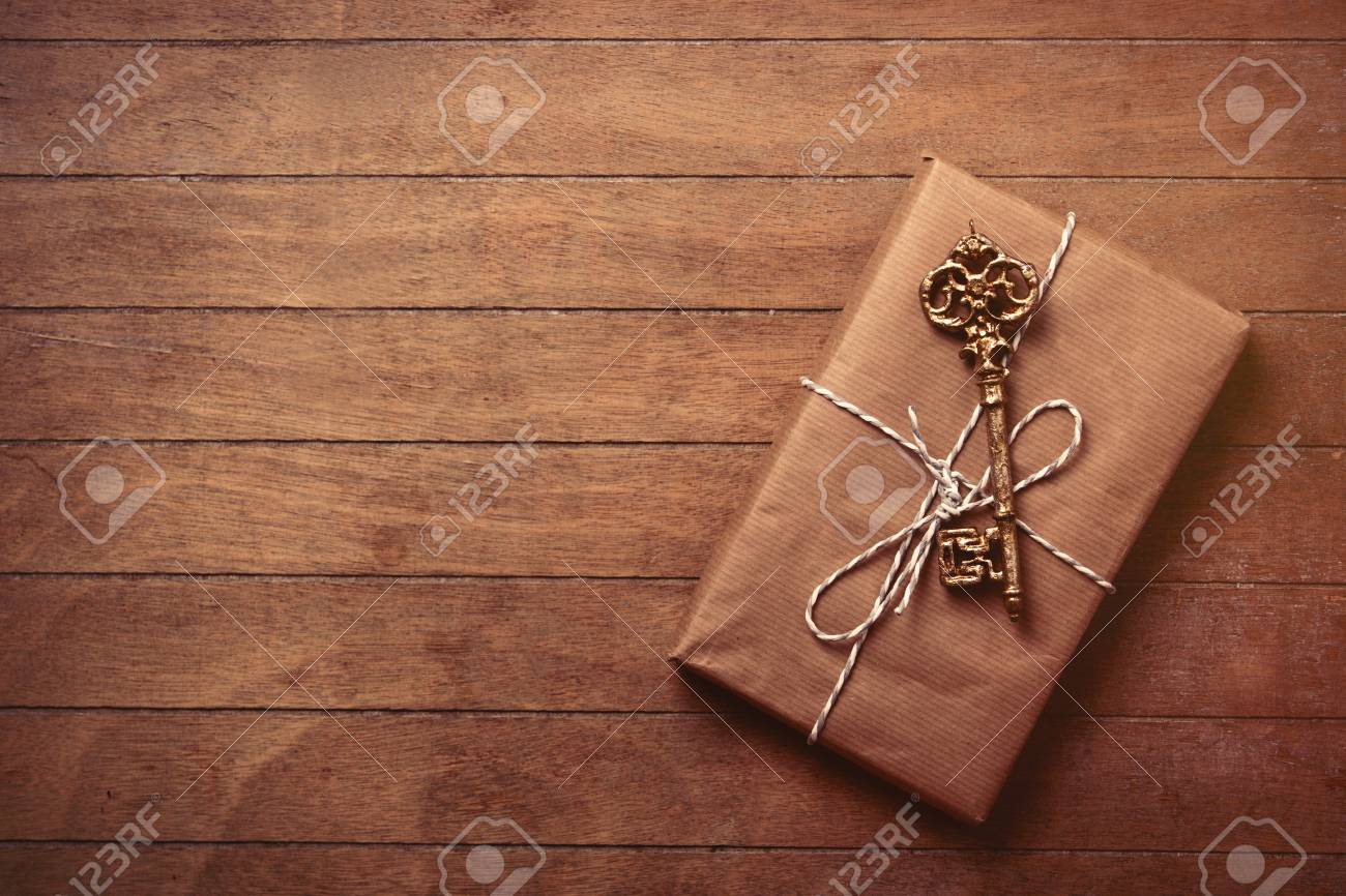 美しい贈り物と素晴らしい茶色の木製の背景に横たわっているかわいいキー の写真素材 画像素材 Image