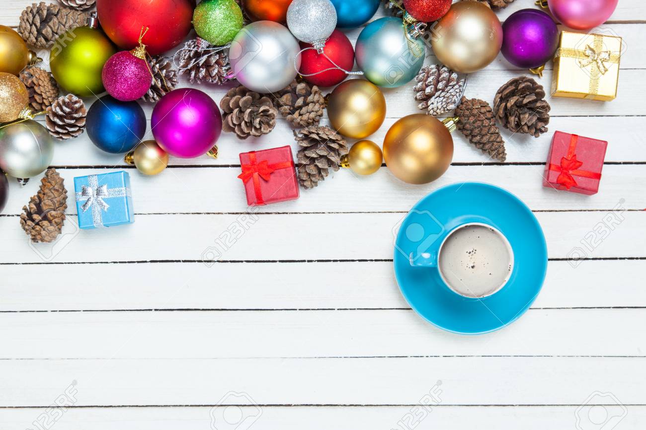 Bellissime Decorazioni Natalizie Particolari.Immagini Stock Tazza Di Caffe E Bellissime Decorazioni Natalizie Sullo Sfondo Bianco In Legno Meraviglioso Image 74647829