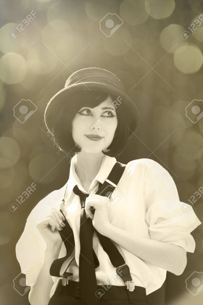 ネクタイと白いシャツでファッションの女性 ボケ ライトとセピア色の画像のスタイルの写真 の写真素材 画像素材 Image