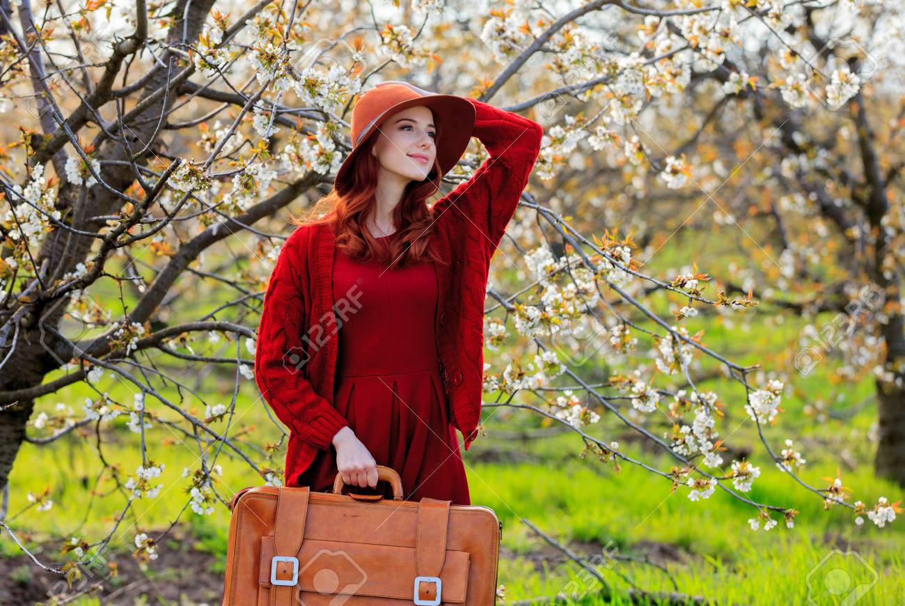 花の桜の庭にスーツケースを持つ赤い服を着た赤毛の女の子 の写真素材 画像素材 Image 花の桜の庭にスーツケースを持つ赤い服を着た赤毛の女の子 の写真素材 画像素材 Image