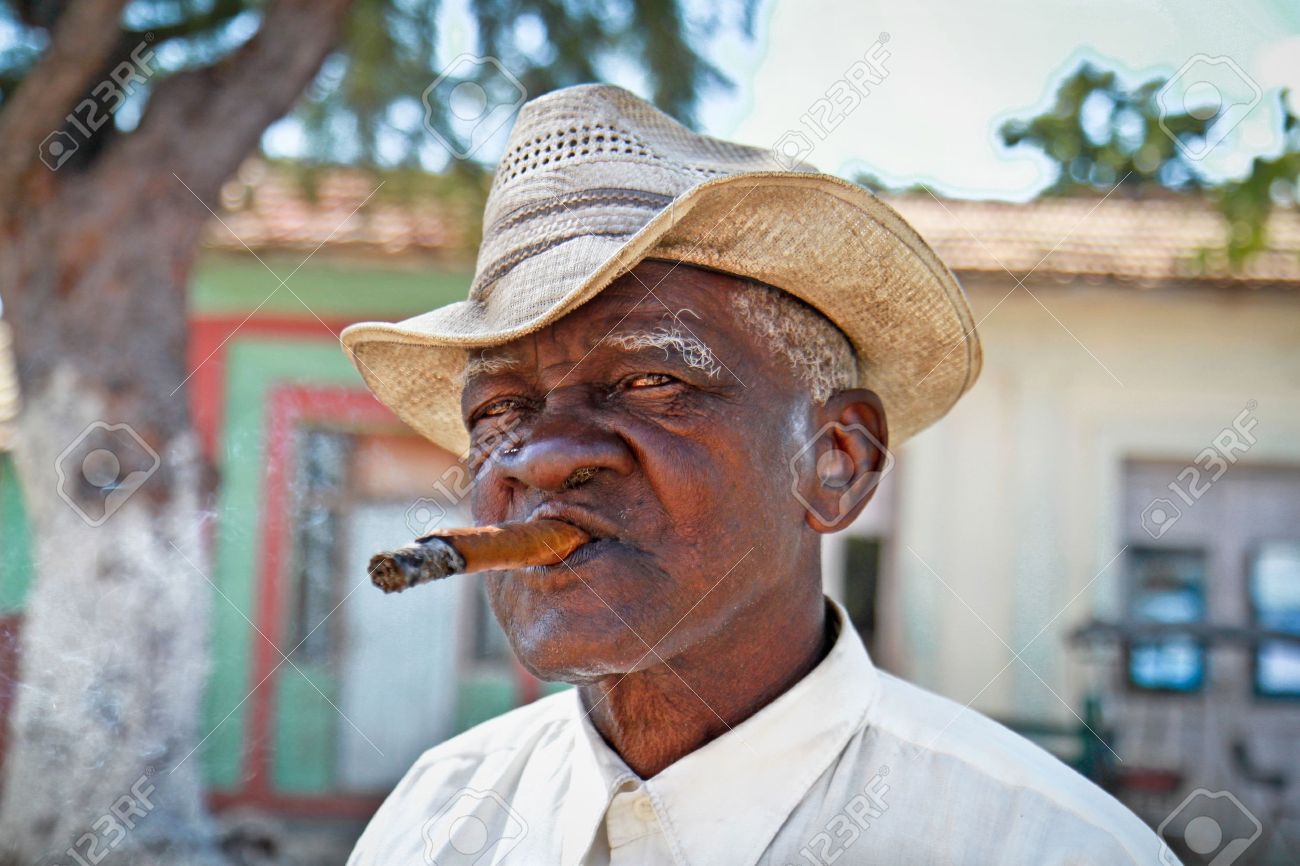キューバのトリニダ 13 1 月 キューバ人が葉巻を吸っている 1 月 13 日 10 Trinidad キューバ すべての年齢のキューバ 人は積極的に煙るシガーです キューバのすべての生産はキューバの政府によって制御されます の写真素材 画像素材 Image