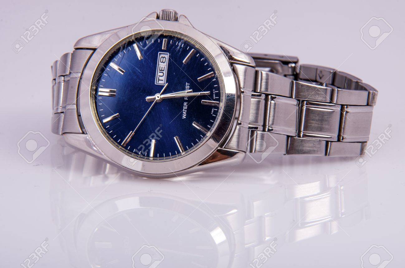 白で隔離されるメンズ腕時計のイメージ の写真素材 画像素材 Image