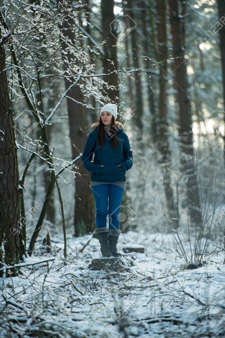 雪の中を歩く若い女性の画像 の写真素材 画像素材 Image