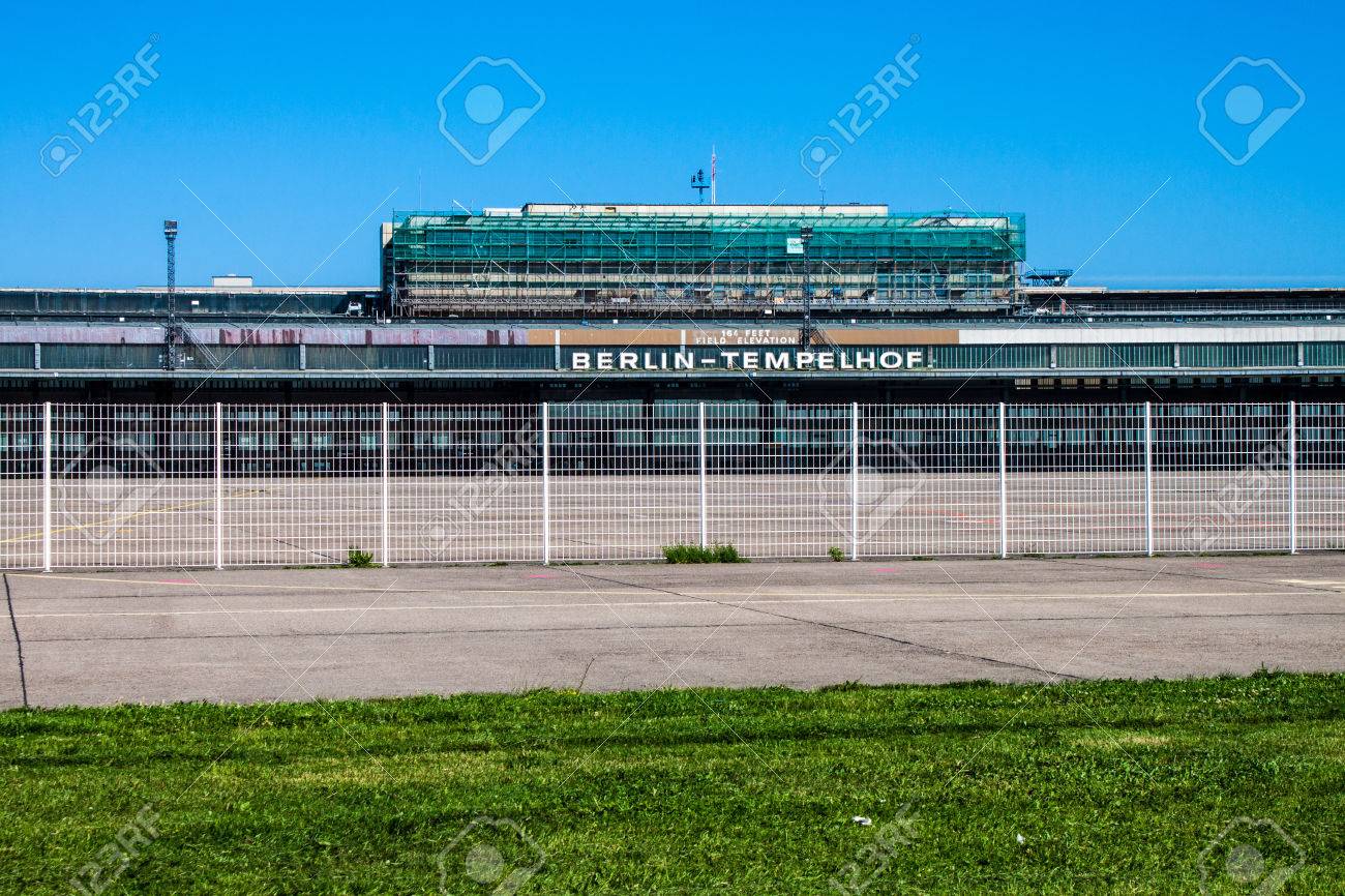 6 月 7日 ベルリン ベルリンで 13 年 6 月 7 日に旧テンペルホーフ空港で放棄されたターミナル テンペルホーフ は 冷戦の間に西ベルリンの着陸空港をだった の写真素材 画像素材 Image 6 月 7日 ベルリン ベルリンで 13 年 6 月 7 日に旧テンペルホーフ空港で放棄されたターミナル テンペルホーフ は 冷戦の間に西ベルリンの着陸空港をだった の写真素材 画像素材 Image