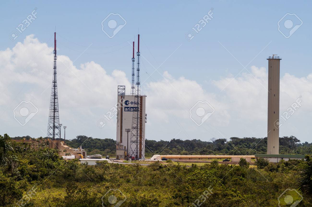クールー フランス領ギアナ 15 年 8 月 4 日 アリアン起動エリア 3 フランス領ギアナ クールーの中心空間 Guyanais ギアナ宇宙センター でのアリアン 5 ロケットの発射台 の写真素材 画像素材 Image