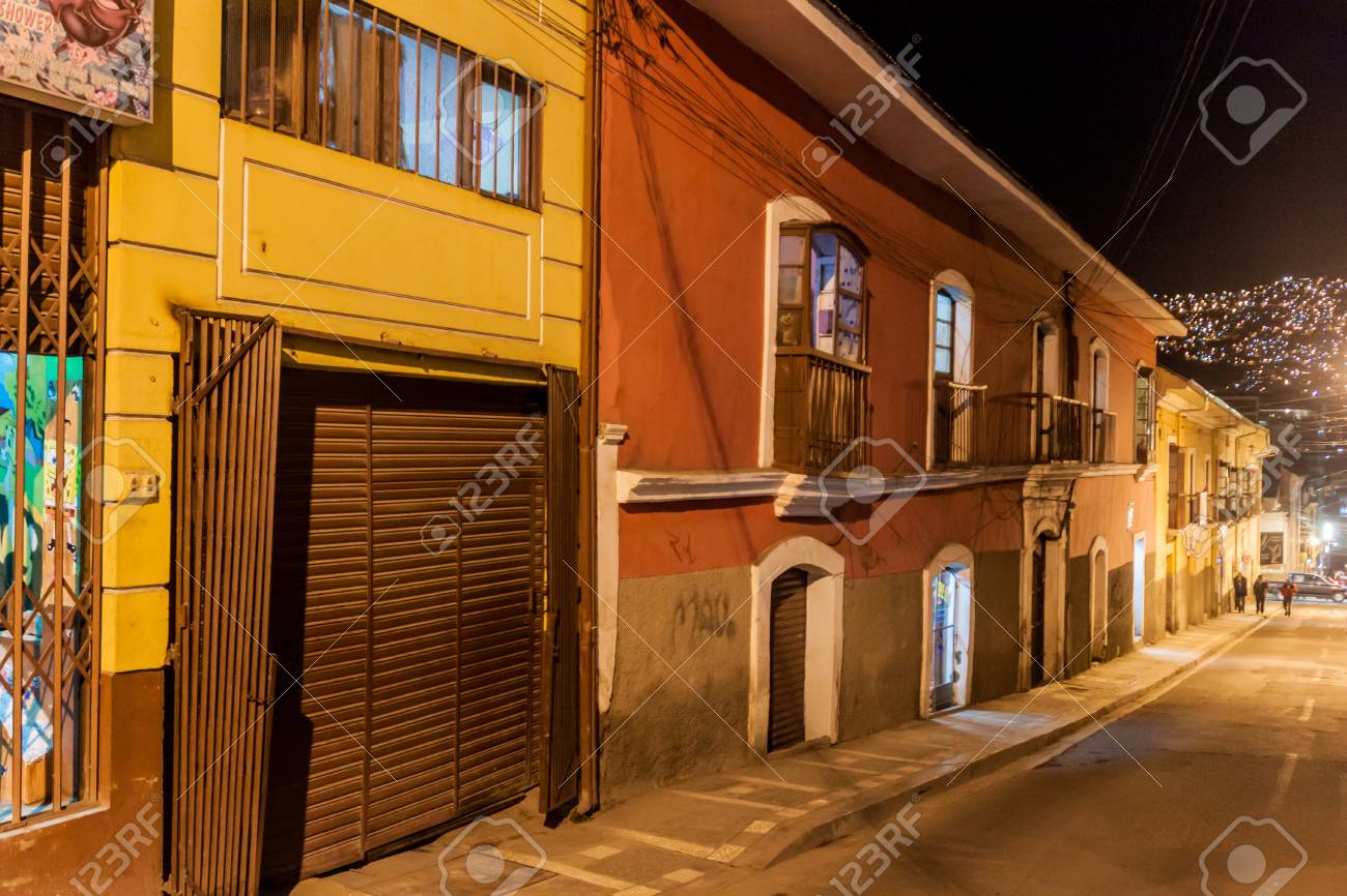 La Paz ボリビア 15 年 4 月 28 日 ボリビア ラパス市の歴史的中心部の通りの夜景 の写真素材 画像素材 Image