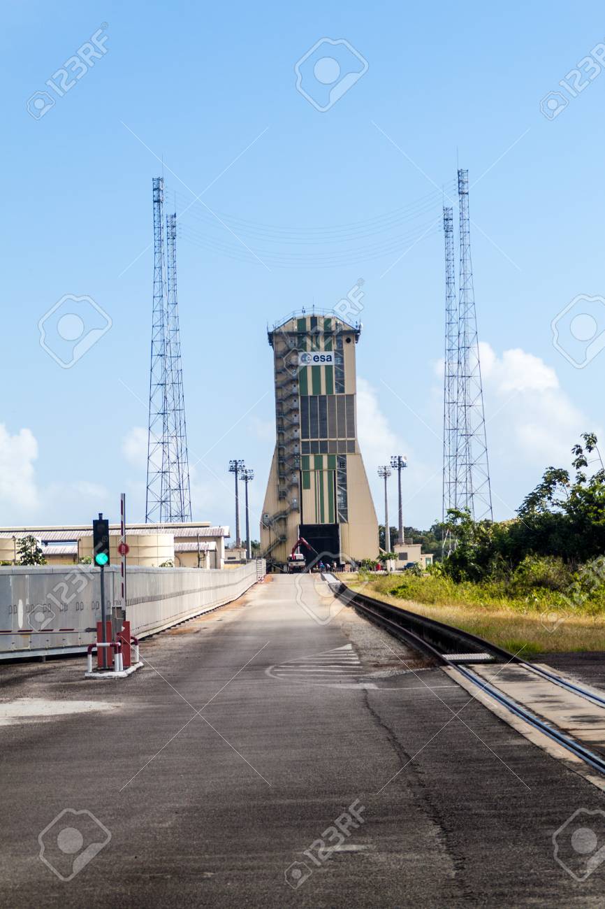 フランス領ギアナ クールーの中心空間 Guyanais ギアナ宇宙センター にソユーズ発射施設でクールー フランス領ギアナ 15 年 8 月 4 日 発射 の写真素材 画像素材 Image