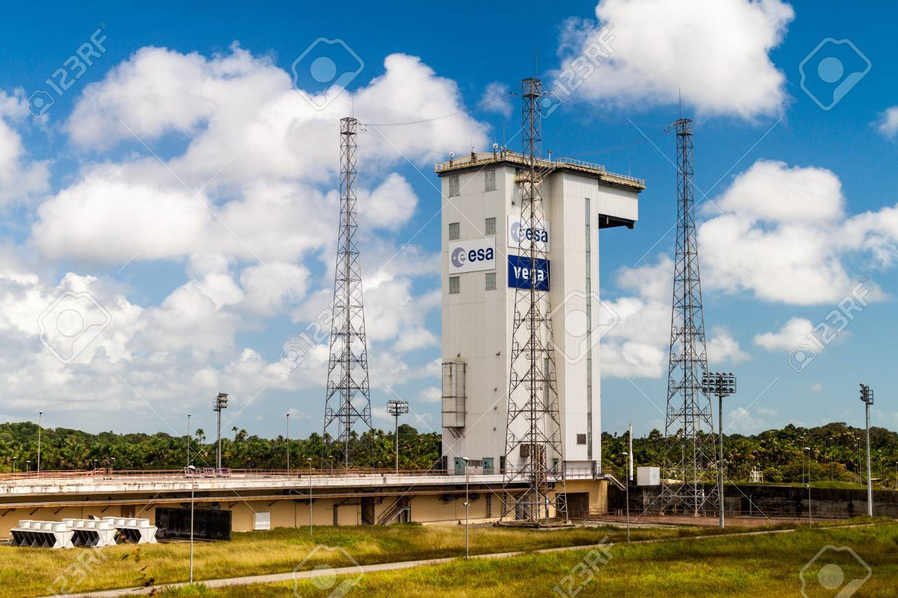 クールー フランス領ギアナ 15 年 8 月 4 日 アリアン起動エリア 1 フランス領ギアナ クールーの中心空間 Guyanais ギアナ宇宙センター で ベガのロケットの発射台 の写真素材 画像素材 Image