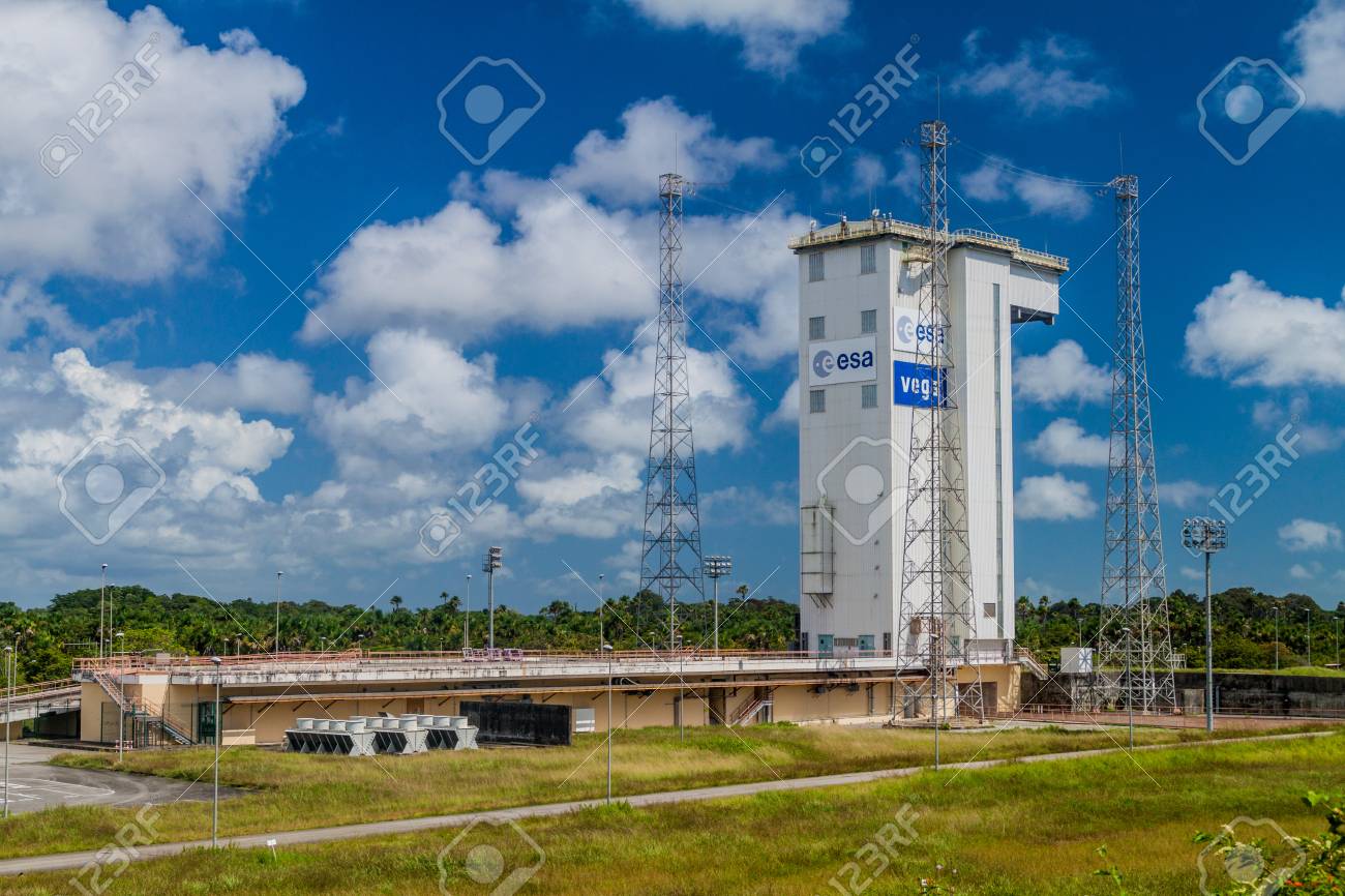 クールー フランス領ギアナ 15 年 8 月 4 日 アリアン起動エリア 1 フランス領ギアナ クールーの中心空間 Guyanais ギアナ宇宙センター で ベガのロケットの発射台 の写真素材 画像素材 Image