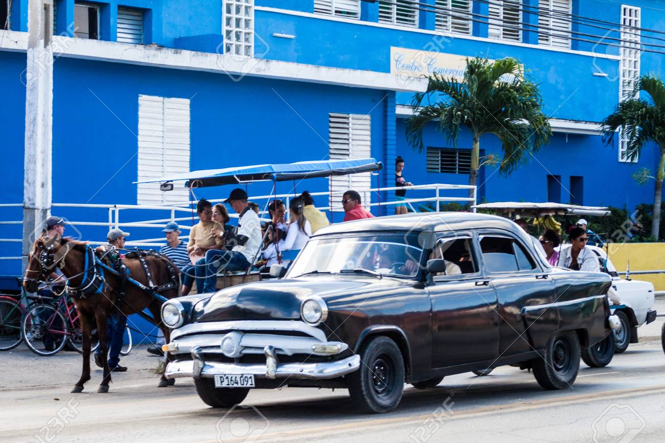 カマグエイ キューバ 16 年 1 月 26 日 馬車や古い車 カマグエイの輸送の一般的な意味 の写真素材 画像素材 Image