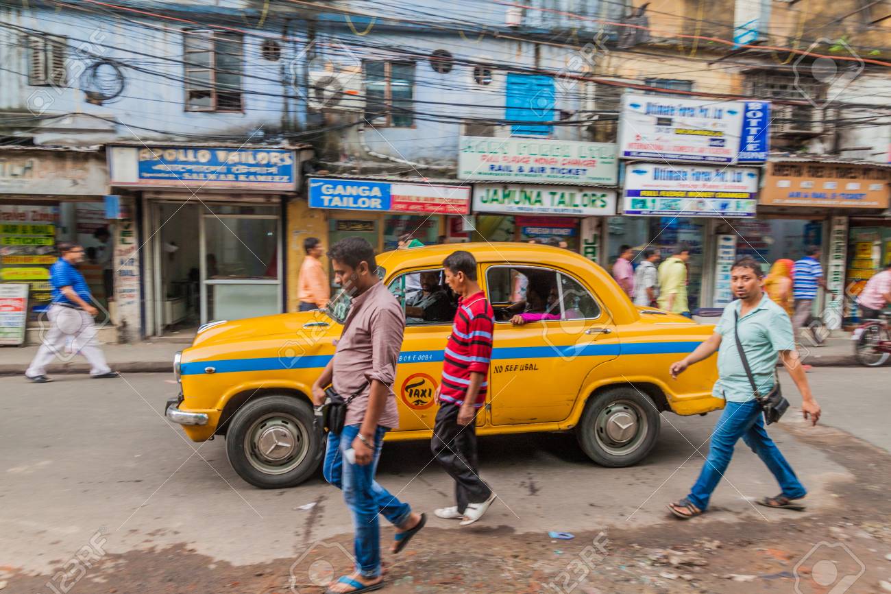 コルカタ インド 16 年 10 月 27 日 インド コルカタの中心で黄色のヒンドスタン大使タクシー観 の写真素材 画像素材 Image