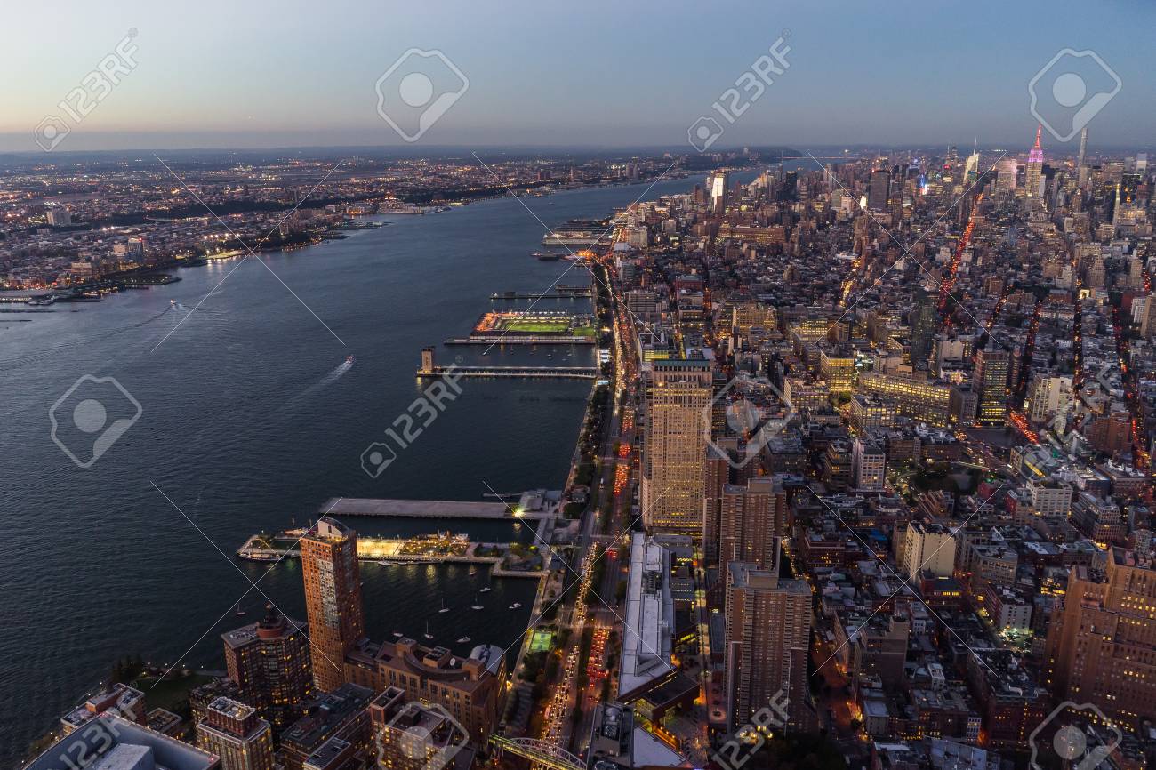 世界貿易セントからニューヨークスカイラインシティビューマンハッテンサンセット の写真素材 画像素材 Image 世界貿易セントからニューヨークスカイラインシティビューマンハッテンサンセット の写真素材 画像素材 Image