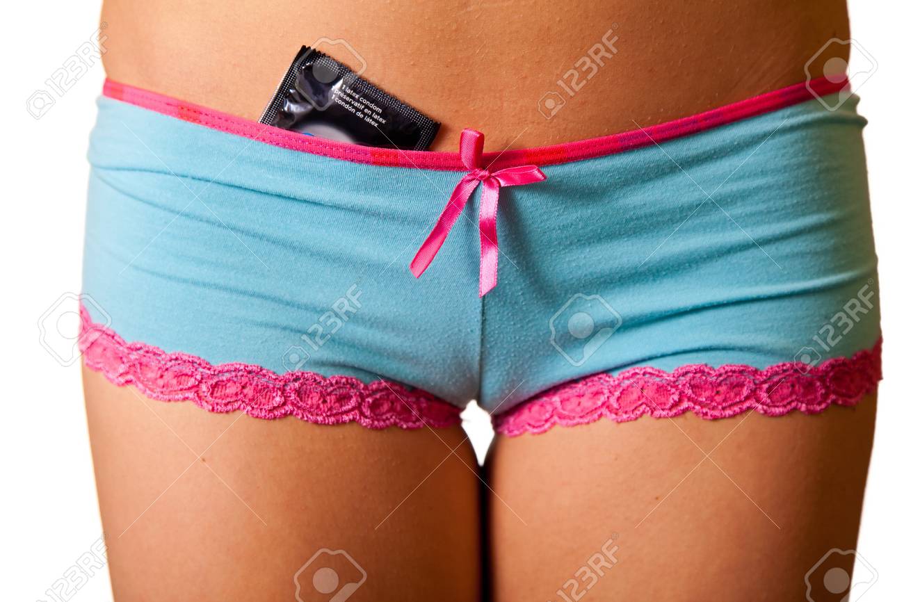 接写パンティ コンドームと女性のパンティーの接写の写真素材・画像素材 Image 8370125