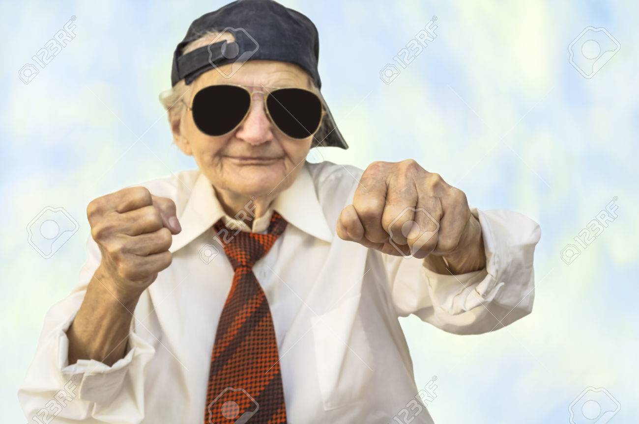 Femme Portant Une Casquette Personnes Agees Drole Dans Un Combat Pose Mise Au Point Selective Banque D Images Et Photos Libres De Droits Image 42613434