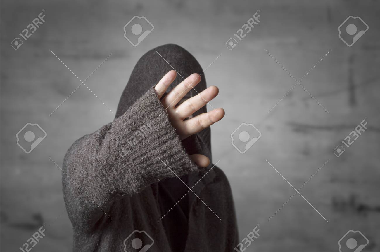 有名人はパパラッチの写真家から手で顔を隠しています ジェスチャーを停止し 写真はありません の写真素材 画像素材 Image