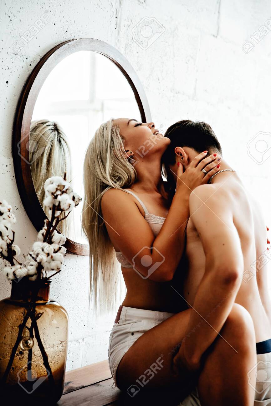 Paar. Sex. Hingabe. Junger Sexy Mann Und Frau Küssen Sich, Bevor Sie Sex  Auf Dem Tisch Haben Lizenzfreie Fotos, Bilder und Stock Fotografie. Image  127993297.