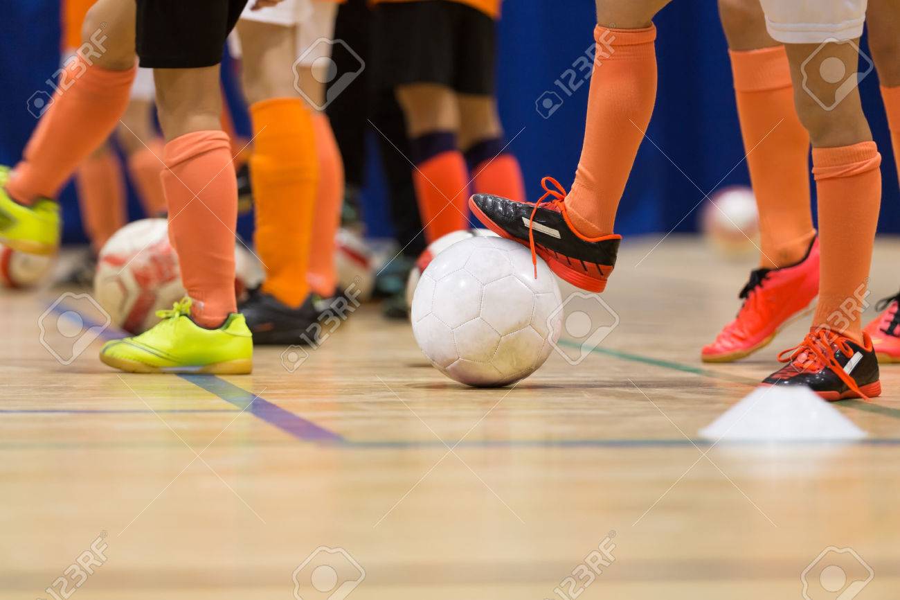 Niños Jugando Fútbol Sala Fútbol De Fútbol En El Salón De Los Deportes  Fotos, retratos, imágenes y fotografía de archivo libres de derecho. Image  50563269