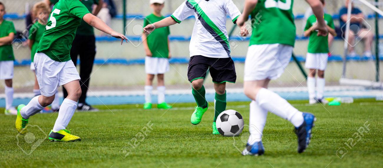 Young Boys Che Giocano Calcio Partita Di Calcio In Campo Bambini Che Corrono E Che Dà Dei Calci Pallone Da Calcio In Erba Verde Calcio Bambini Gioco