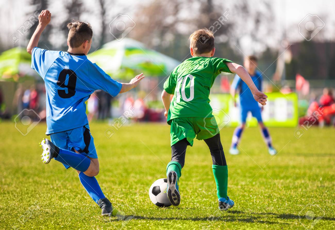 Bola De Futebol No Campo De Jogos Da Grama Verde Imagem de Stock