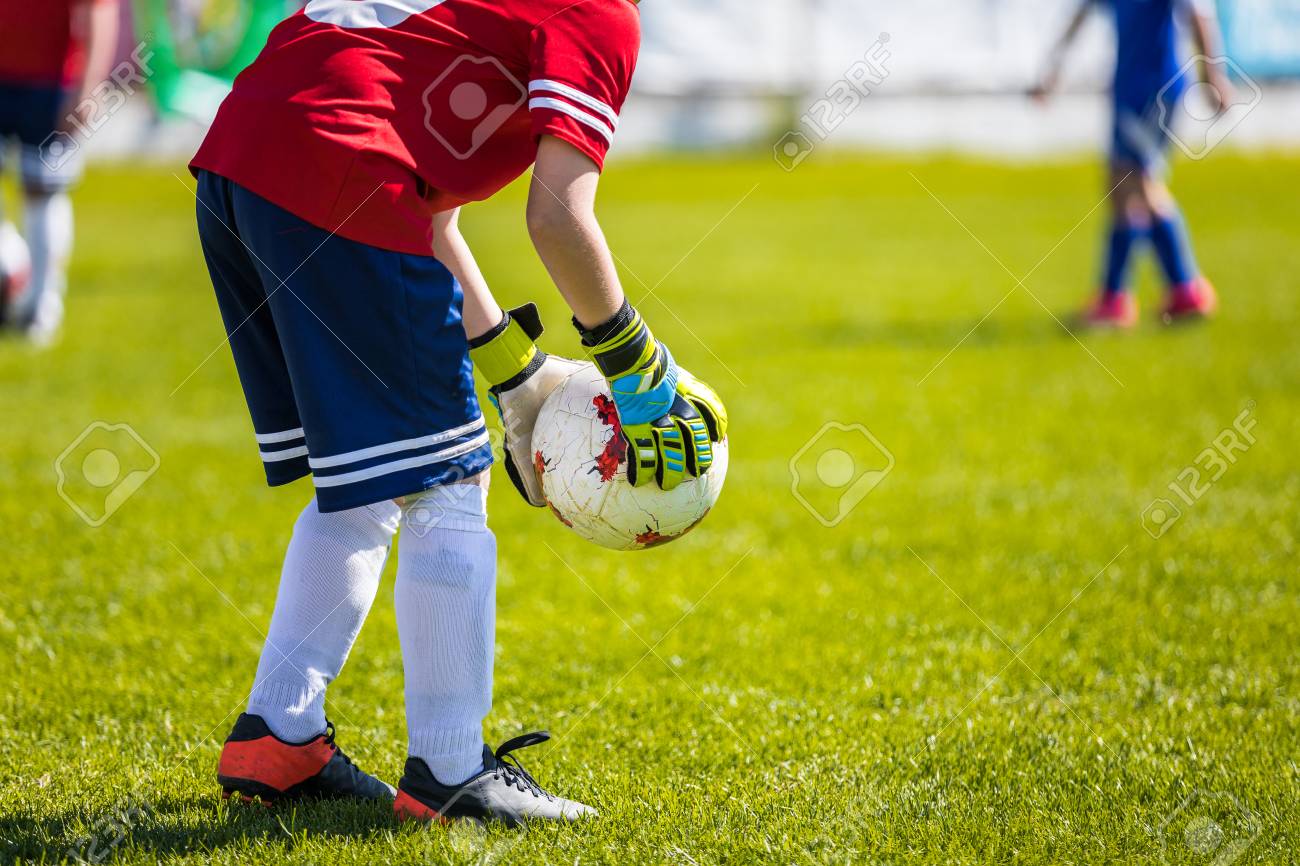 青年サッカーのゴールキーパーがキャッチします サッカー サッカー ゲーム サッカーの試合をピッチで遊ぶ子供たち の写真素材 画像素材 Image 青年サッカーのゴールキーパーがキャッチします サッカー サッカー ゲーム サッカーの試合をピッチで遊ぶ子供たち の写真素材 画像素材 Image