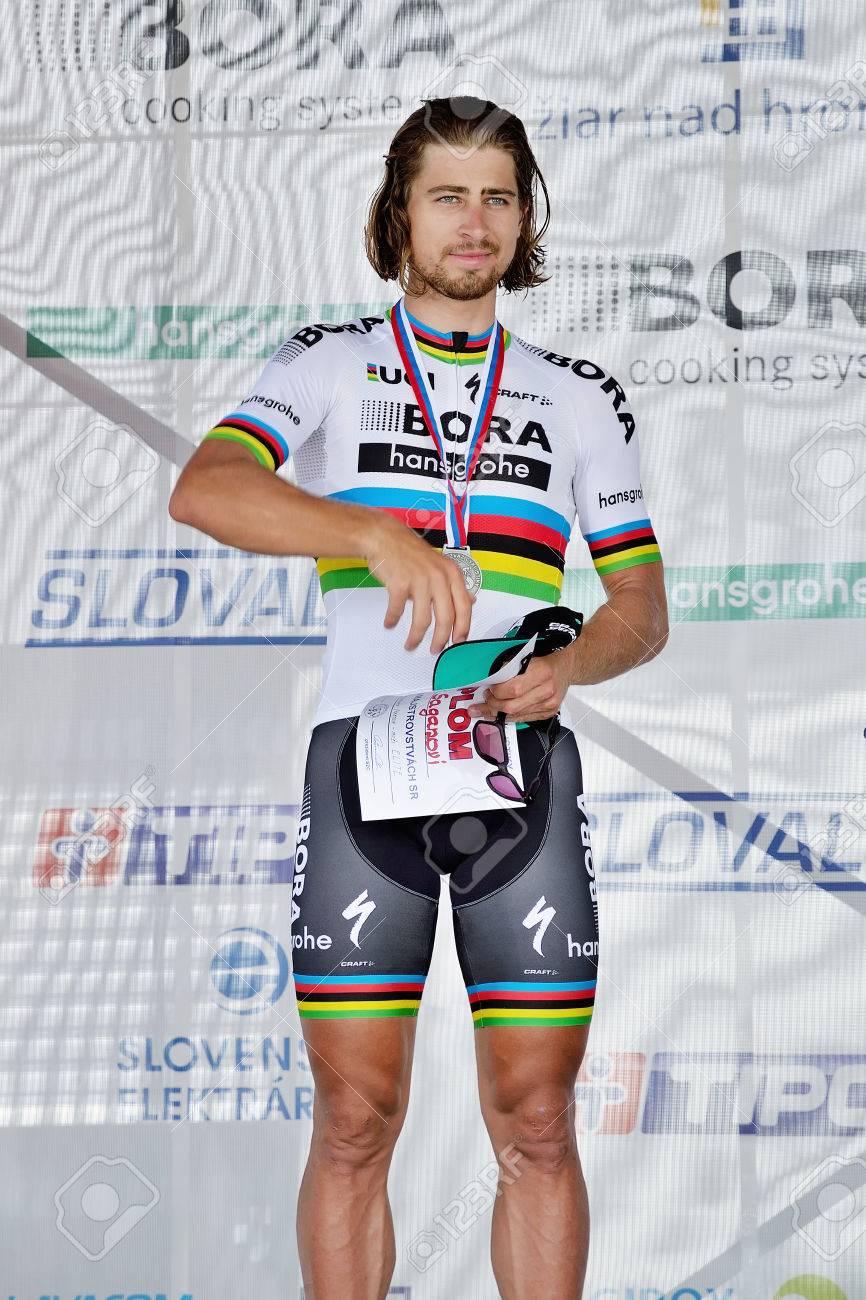 Ziar Nad Hronom スロバキア 17 年 6 月 26 日 スロバキアとチェコ国立道路サイクリング選手権 Medail 式 ペーター サガン 銀 Medail でボラ ハンスグローエ サイクリング チーム 無料の公開会議 の写真素材 画像素材 Image Ziar Nad Hronom スロバキア 17 年 6 月 26 日 スロバキアとチェコ国立道路サイクリング選手権 Medail 式 ペーター サガン 銀 Medail でボラ ハンスグローエ サイクリング チーム 無料の公開会議 の写真素材 画像素材 Image