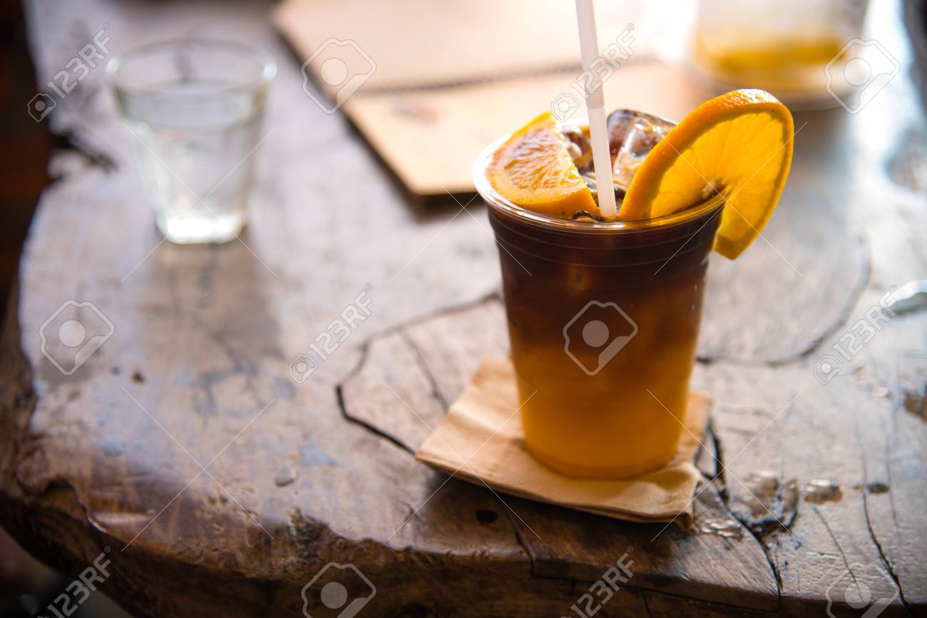 コロンビア アイス コーヒーは 新鮮なオレンジのワンピースをトッピングにオレンジ ジュースと混合 の写真素材 画像素材 Image 5448