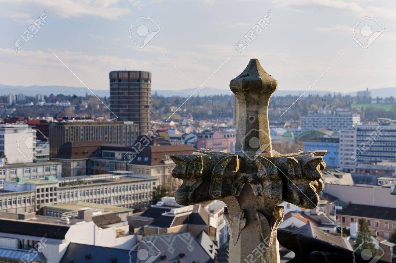 ゴシック建築の要素と都市現代 Neighborough バーゼル スイス の写真素材 画像素材 Image