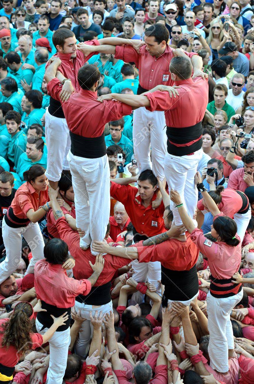 Castellers デ バルセロナ のメンバーあり 11 11 年 9 月 25 日にバルセロナ スペイン中でカンプ デ サン ジャウメ 1 伝統的な人間タワーを構築します の写真素材 画像素材 Image Castellers デ バルセロナ のメンバーあり 11 11 年 9 月 25 日にバルセロナ スペイン中でカンプ デ サン ジャウメ 1 伝統的な人間タワーを構築します の写真素材 画像素材 Image