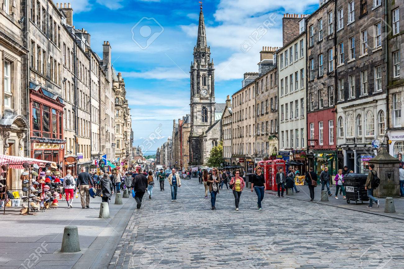 エジンバラの忙しいロイヤル マイル Highstreet はスコットランドの最も象徴的な通りの一つ の写真素材 画像素材 Image 6380
