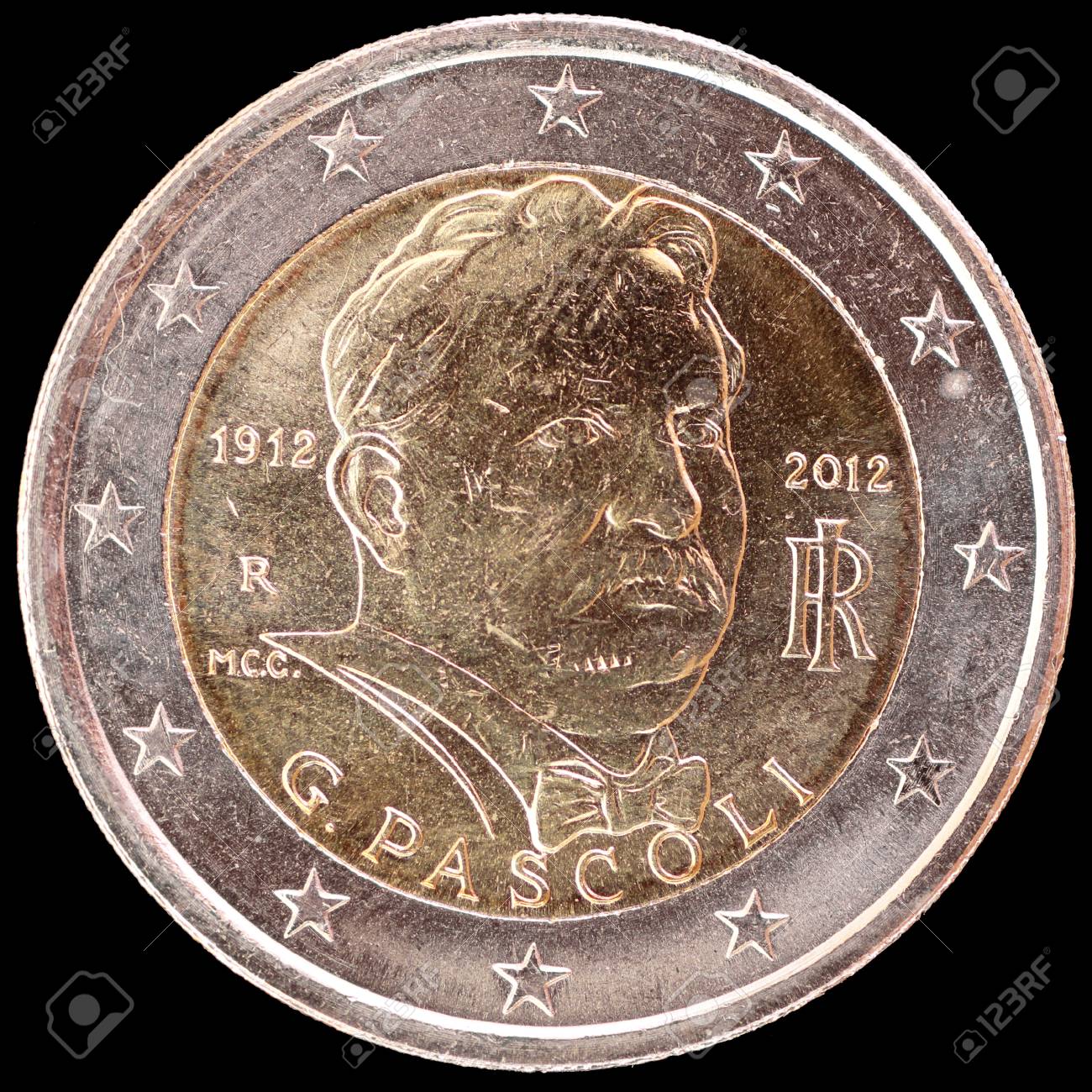 2012 년 이탈리아가 발행 한 기념비적 인 2 유로 동전으로 사망 100 주년 기념 시인 조반니 파스 콜리의 초상화가 그려져  있습니다. 검은 배경에 고립 된 이미지 로열티 무료 사진, 그림, 이미지 그리고