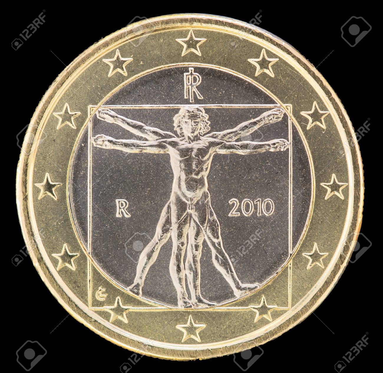 黒の背景に分離されたイタリアによって発行された 1 ユーロ硬貨の国民の側面。イタリアの表側の表面は、人体の理想的なプロポーションを説明するためにレオナルド  ・ ダ ・ ヴィンチによって描かれたウィトルウィウスを示していますの写真素材・画像素材 Image 49529167